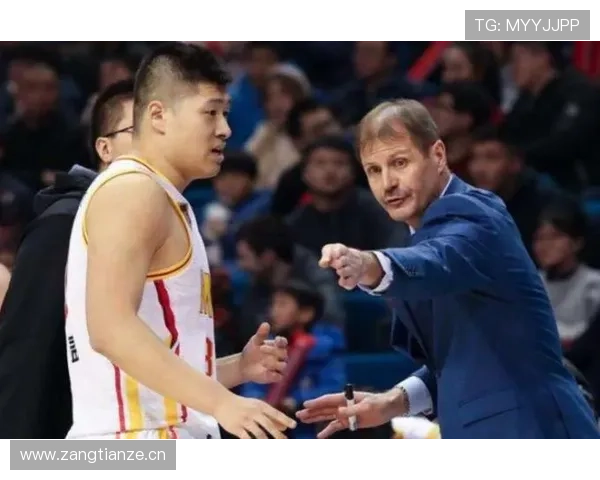 彭帅上场前居然能带助理选球鞋，这待遇也太明星了吧？