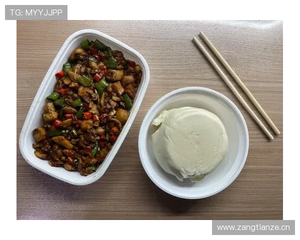 覃海洋的家里连沙发都没，训练结束拿几块馒头当宵夜？